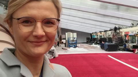 Nicole Makwald beim Aufbau des roten Teppichs der Oscars