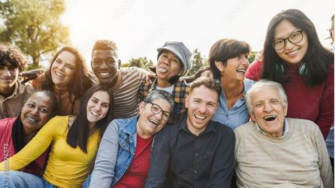 Menschen verschiedenen Altgers stehen in der Gruppe und lachen in die Kamera