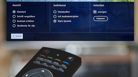 Ein Fernseh-Einstellungsmenü, davor eine Fernbedienung. Auf der Menüanzeige ist unter "Audiokanal" die Funktion "Klare Sprache" ausgewählt.