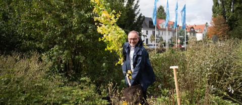 Jeder kann etwas fürs Klima tun: hr-Intendant Manfred Krupp unterstützt die Baumpflanz-Aktion #Einheitsbuddeln zum Tag der Deutschen Einheit und griff dafür selbst zum Spaten. Vor dem Funkhaus setzte er einen Ginkgo. 