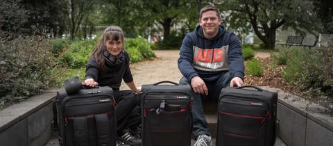 hr-Mitarbeiter Nadine Lang und Joel Hess mit ihrer Ausstattung auf dem hr-Gelände