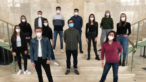 Gruppenbild der neuen Redaktionsvolos 2021 mit FFP2 Masken