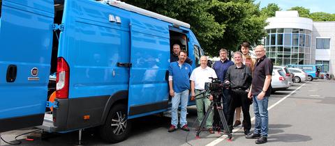 Gruppenfoto mit Ü-Wagen