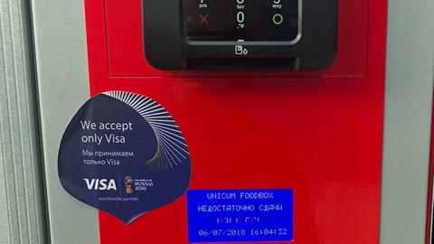 Snack-Automat mit der Aufschrift "We accept only Visa"