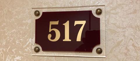 Eine Hoteltür mit der Nummer 517