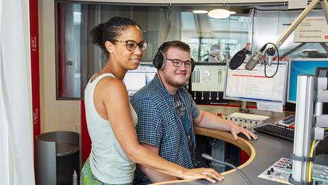 hr-Journalistin Hadija Haruna-Oelker mit Gast Leon Palm im hr3-Studio