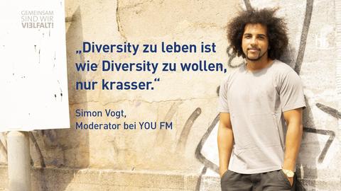 Porträt Simon Vogt, dazu Spruch zu Diversity "Ohne Vielfalt werden viele fallen, weil wir auf lange Sicht nicht mehr vielen gefallen."