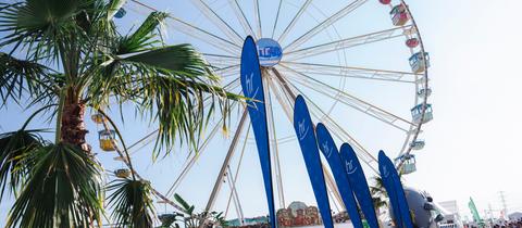 Das hr-Riesenrad mit hr-Beachflags im Vordergrund