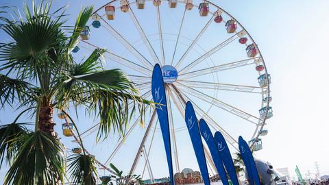 Das hr-Riesenrad mit hr-Beachflags im Vordergrund