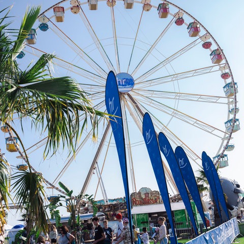 Das hr-Riesenrad mit hr-Beachflags im Vordergrund