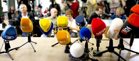 Mikrophone bei einer Pressekonferenz