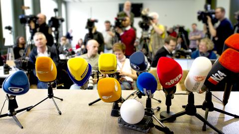 Mikrophone bei einer Pressekonferenz