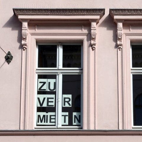"Zu vermieten"-Schild in einem Fenster