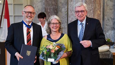 Manfred Krupp (links) mit seiner Frau und Ministerpräsident Volker Bouffier.